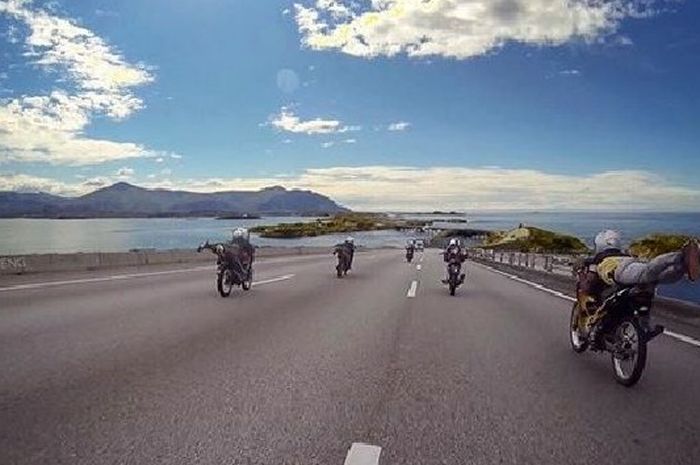 Gaya balap ala Superman, posisi badan rebahan dengan kaki lurus ke belakang