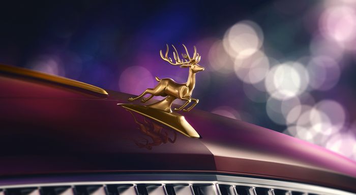 Logo rusa warna emas yang mewah di Bentley Flying Spur Reindeer Eight