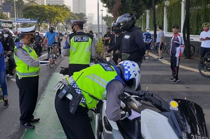 Polisi akan memberlakukan tiilang manual terhadap kendaraan bermotor yang kedapatan tidak memasang pelat nomoe. (foto ilustrasi)