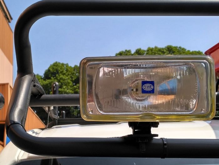 Lampu-lampu di bagian rak besi selain bikin gagah juga fungsional