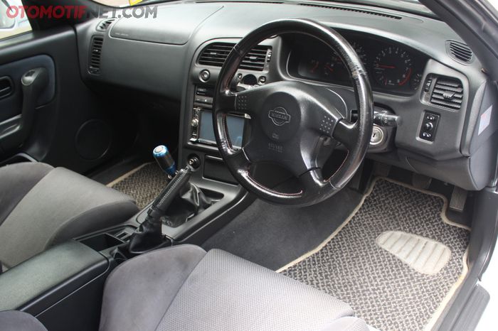 Interior Nissan Skyline R33 cukup ganti jok dan shiftknob