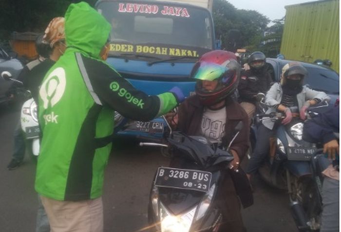 Kegiatan bagi-bagi takjil dan masker bagi masyarakat