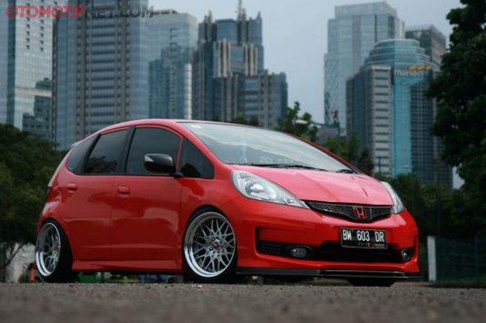 Ilustrasi Honda Jazz RS yang sudah dimodifikasi