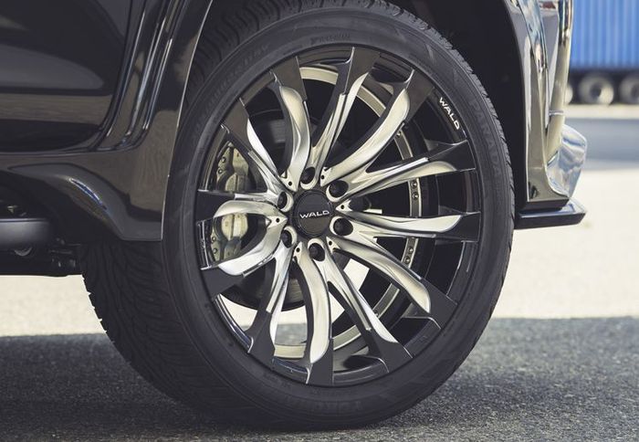 Modifikasi Toyota Land Cruiser Prado pakai pelek multi-spoke 22x10,5 inci.