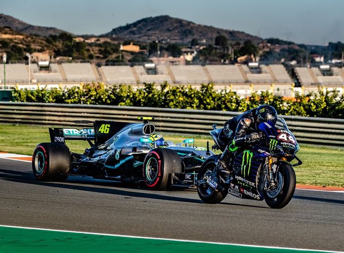 Flashback! setahun yang lalu Valentino Rossi dan Lewis Hamilton saling tukar tunggangan balap di sirkuit RIcardo Tormo, Valencia Spanyol