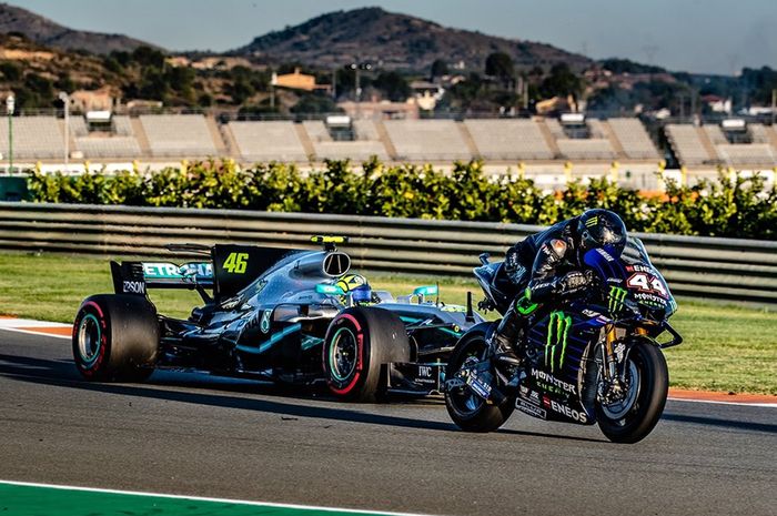 Flashback! setahun yang lalu Valentino Rossi dan Lewis Hamilton saling tukar tunggangan balap di sirkuit RIcardo Tormo, Valencia Spanyol