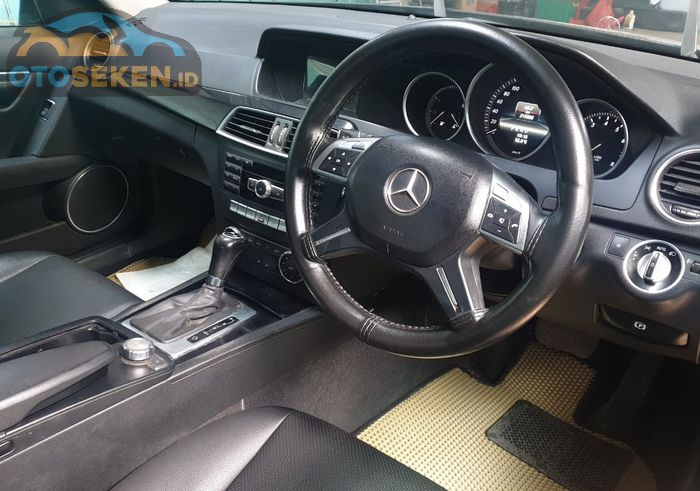 Interior Mercedes-Benz C200 CGI 2013 eks taksi Silver Bird