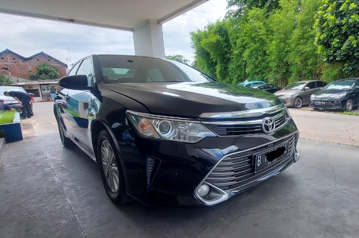 Kisaran harga dan spesifikasi Toyota Camry V tahun 2015 seken