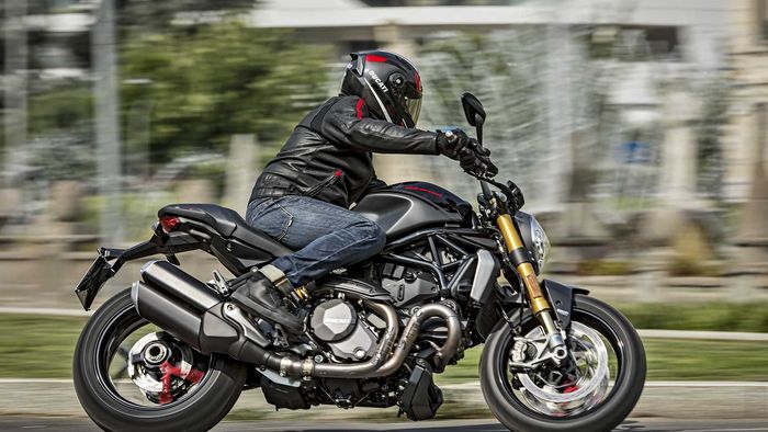 Ducati Monster 1200 S 2020 dari sisi kanan saat berkendara.