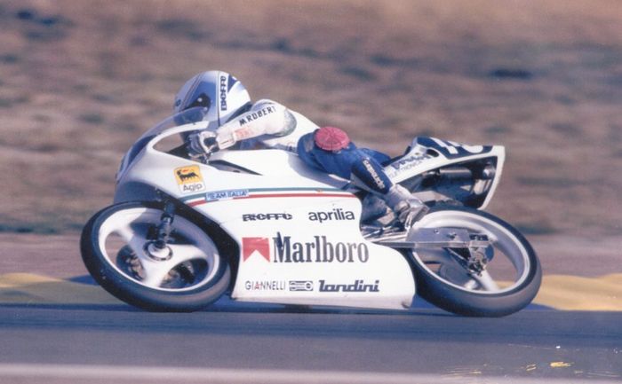 Lucio Cecchinello pada tahun 1992 sudah menggeber motor Aprilia, sebelum mengikuti berkompetisi di GP 125 tahun 1993