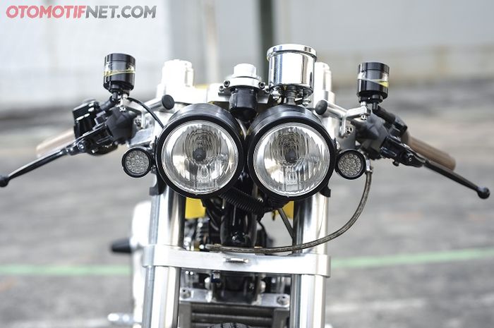 Keren juga Caf&eacute; Racer pakai headlamp kayak gini!