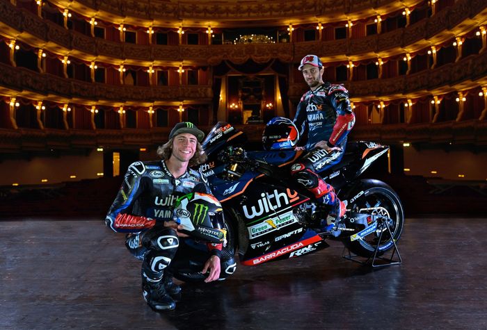 Pembalap tim WithU Yamaha RNF MotoGP Racing, Darryn Binder dan Andrea Dovizioso saat launching di Verona, Italia