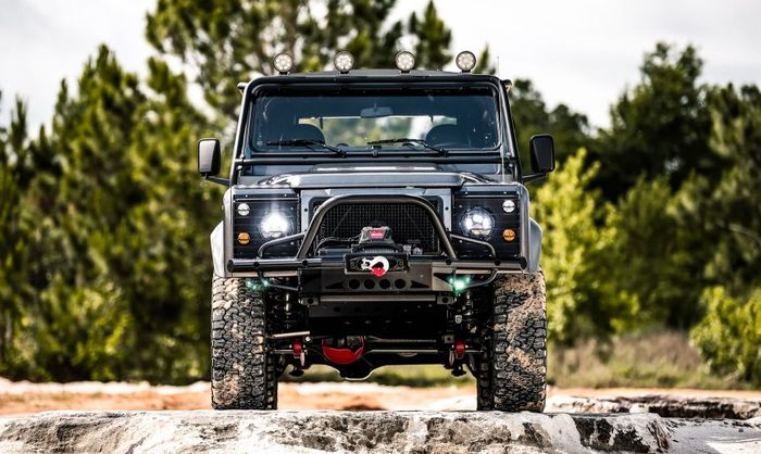 Tampilan depan restomod Land Rover Defender D90