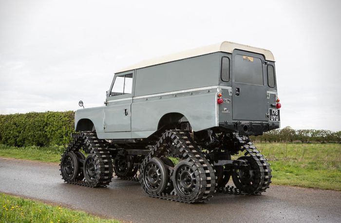 Tampilan belakang modifikasi Land Rover lansiran 1958 pakai roda ala tank