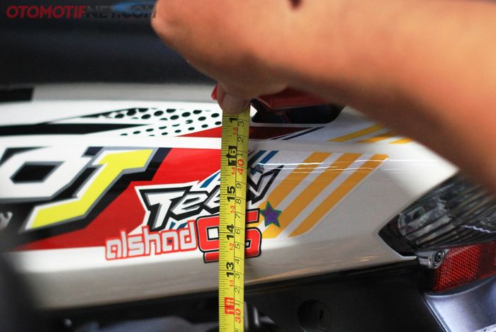 Hitung jarak panjang menggunakan meteran, bisa ditandai dengan spidol di behel atau bodi dan as roda