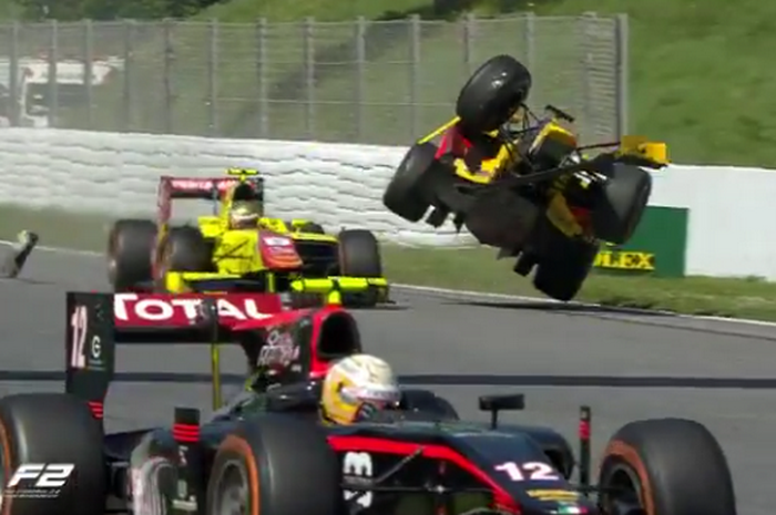 Mobil Antonio Giovinazzi terbang setelah bersenggolan dengan mobil Sean Gelael di balap GP2 Spanyol 2016