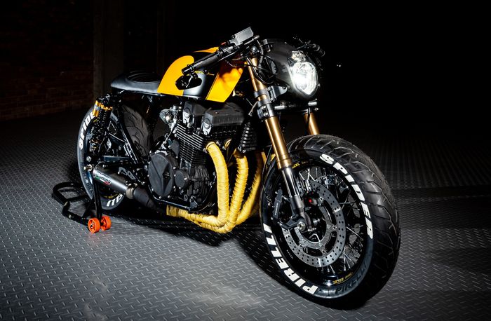 Modifikasi Honda CB750 gaya racer dengan tangki kuning cerah