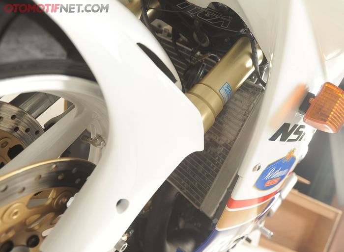 Sok depan upside down copotan dari Honda RVF400, aslinya NSR250 masih teleskopik