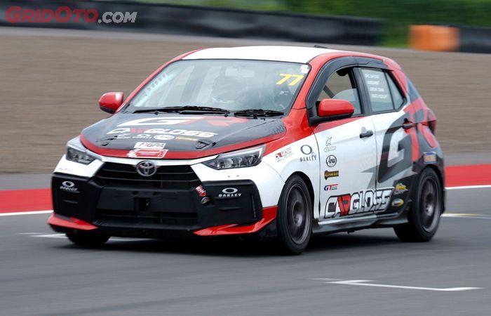 Bertarung di kelas ITCR 1200 tim Cargloss Racing Team gunakan Toyota Agya bernomor lambung 77