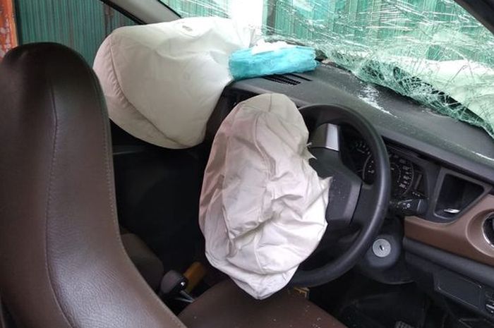 Airbag Toyota Calya mengembang dengan baik saat terjadi kecelakaan di Cileungsi (8/5/2019).