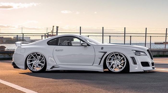 Tampilan samping Toyota Supra MK4 pakai body kit VeilSide