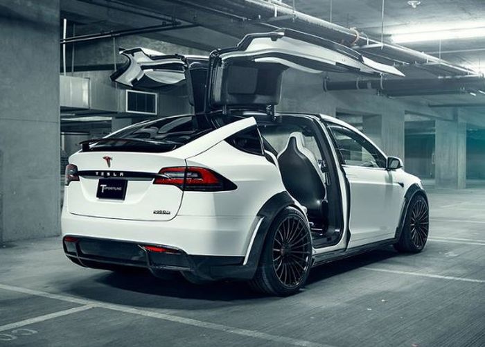 Tampilan belakang modifikasi Tesla Model X garapan T-Sportline, AS