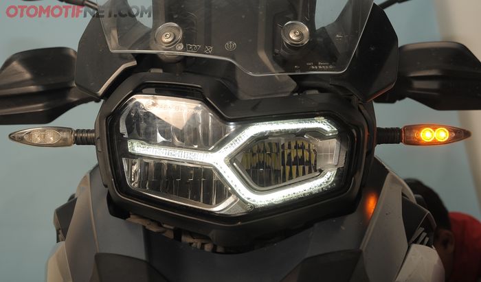Lampu depannya LED punya cakupan cahaya yang lebar lengkap dengan DRL Y-shape khas GS family 