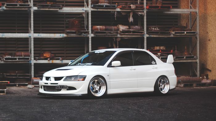 Mitsubishi Evo 8ditutupi dengan warna putih bersih 