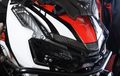 Pasang Cover Headlamp di Honda ADV 150 Makin Kentara Aura 'Adventure'