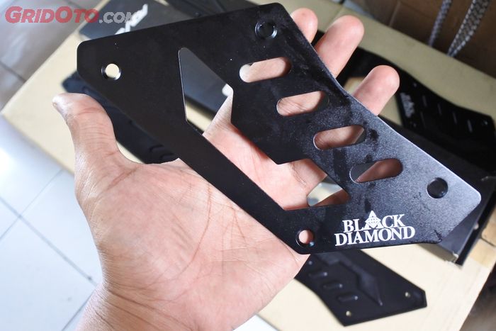 Bentuk plat bordes Black Diamond.