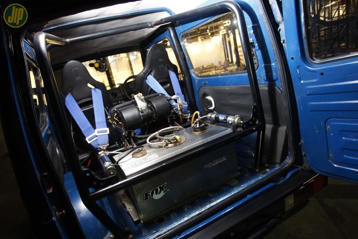 Tangki alumunium 50 liter mengisi ruang kabin belakang Jimny ini. 