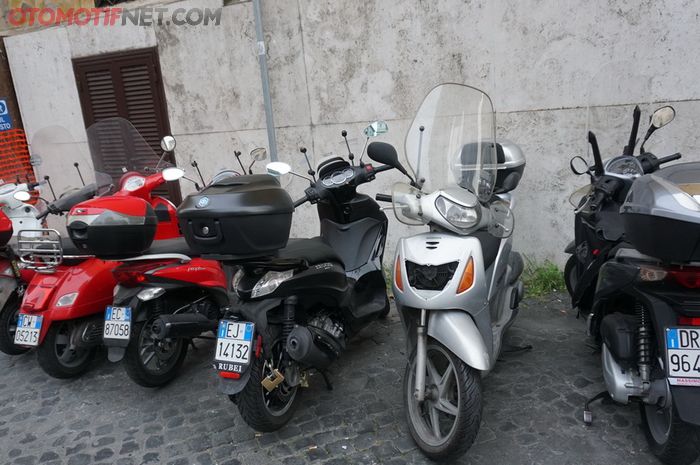 Banyak motor pakai windshield di Ibu Kota Roma yang kebetulan sedang musim dingin