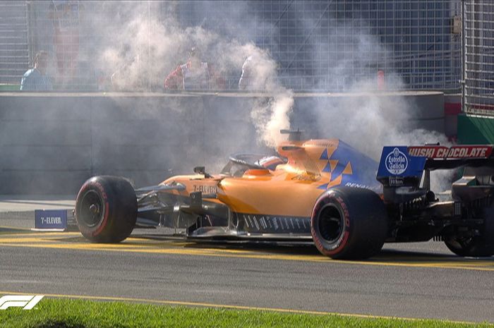 Nasib kurang beruntung menghampiri pembalap McLaren, Carlos Sainz pada F1 Australia mobilnya terbakar di awal balapan