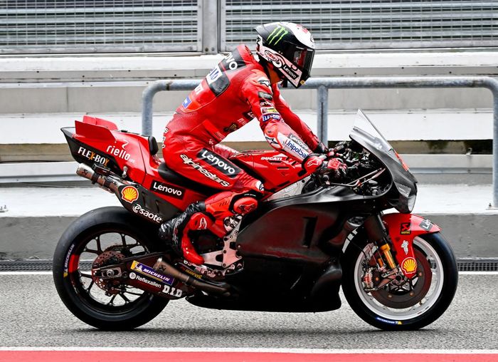 Hanya juara bertahan, Francesco Bagnaia dari tim Ducati Lenovo yang mampu mengikuti jejak Luca Marini menembus waktu lap 1 menit 57 detik