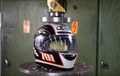 Sekuat Apa Sih Material Helm? Nih, Segini Tekanan yang Dibutuhkan Buat Meremukkan Sebuah Helm