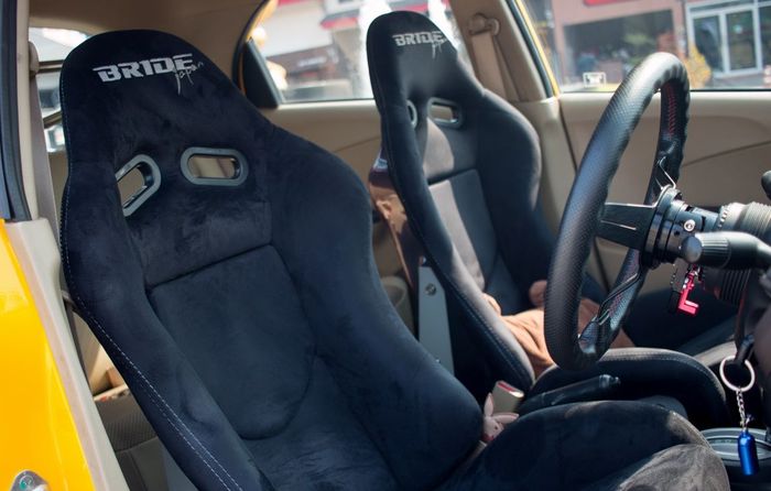 Tampilan kabin modifikasi Honda Brio lawas pasang jok Bride Stadia 