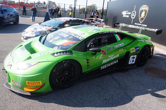 Tulisan Pertamina ada di semua bodi mobil Lamborghini untuk di balapan Lamborghini Super Trofeo
