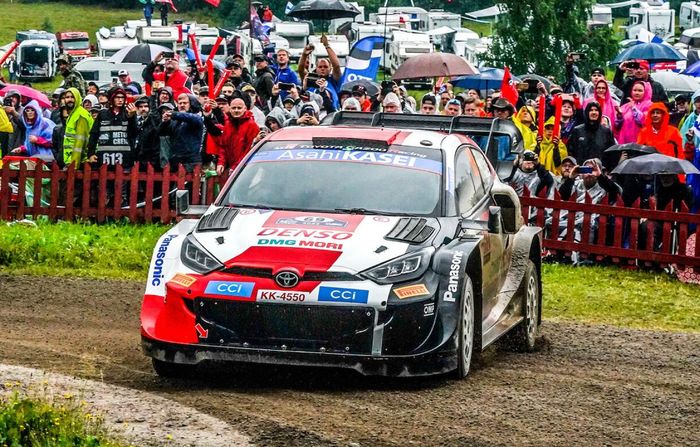 Kalle Rovanpera yang mengemudikan Toyota GR Yaris Rally1 naik dua tingkat pada Reli Finlandia 2022 hari Sabtu