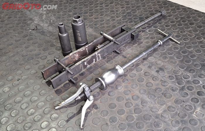 Alat-alat untuk ganti komstir tanpa getok-getok di Bengkel Matic Point 