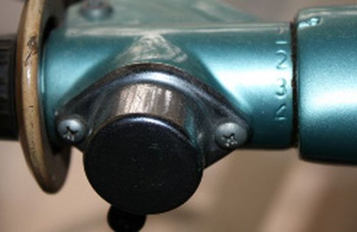 Terdapat saklara di sebelah kiri