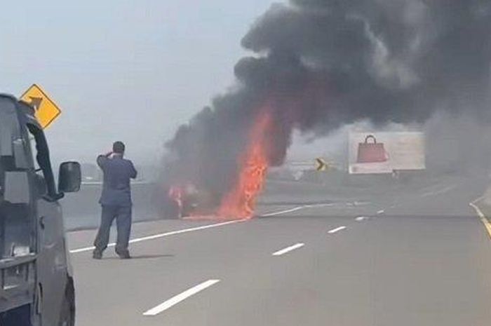 Nissan X-Trail ludes terbakar di Tol MBZ, ini 8 faktor yang picu mobil kebakaran