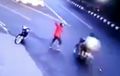 Bahaya! Seorang Pria Bawa Parang di Pinggir Jalan Sabet Pengendara Lewat