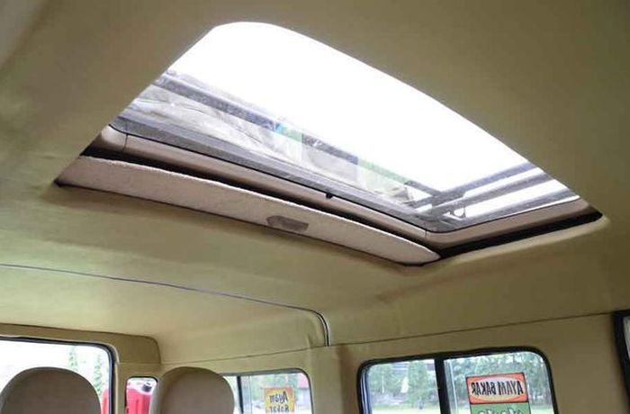 Sunroof juga tersedia menambah kesan mewah