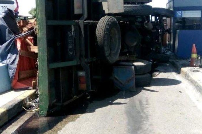 Kondisi truk trailer yang terguling sebelum di evakuasi petugas, Rabu (24/4/2019) 