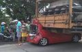 Rusak Parah, Honda Brio Masuk Di Kolong Truk Pengangkut Motor   