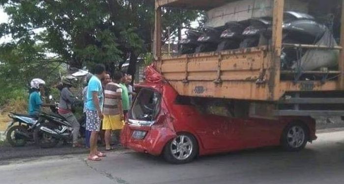 Ilustasi mobil kecelakaan masuk ke kolong truk