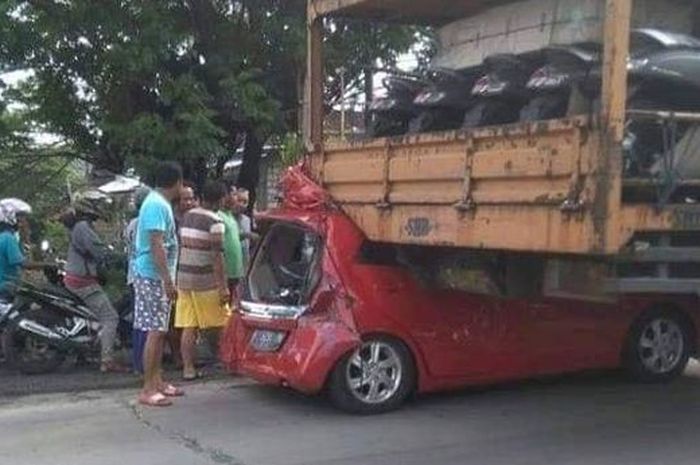 Honda Brio kecelakaan masuk kolong truk