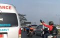 Pemotor Yamaha NMAX Banjir Pujian, Bantu Buka Jalan Ambulans di Kemacetan