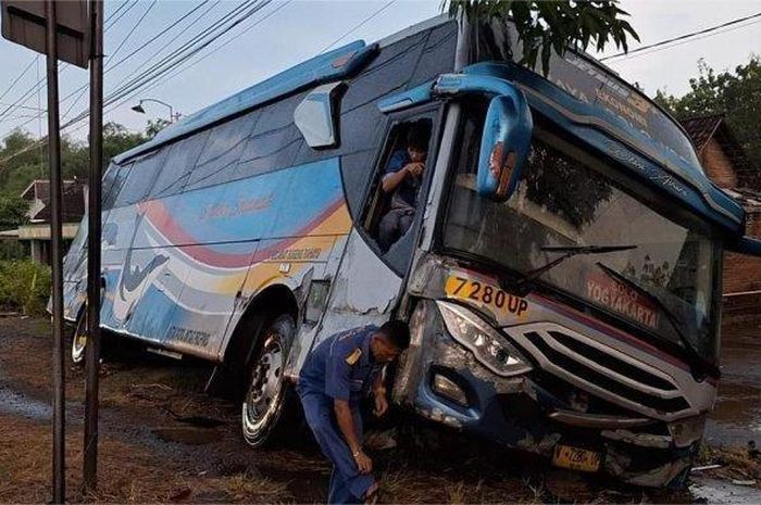 Duel Bus Sugeng Rahayu dan Bus Mira di jalan raya Ngawi-Solo