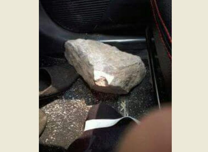 Batu yang digunakan pelaku untuk menimpuk salah satu anggota Toyota Rush Club Indonesia (TRCI)